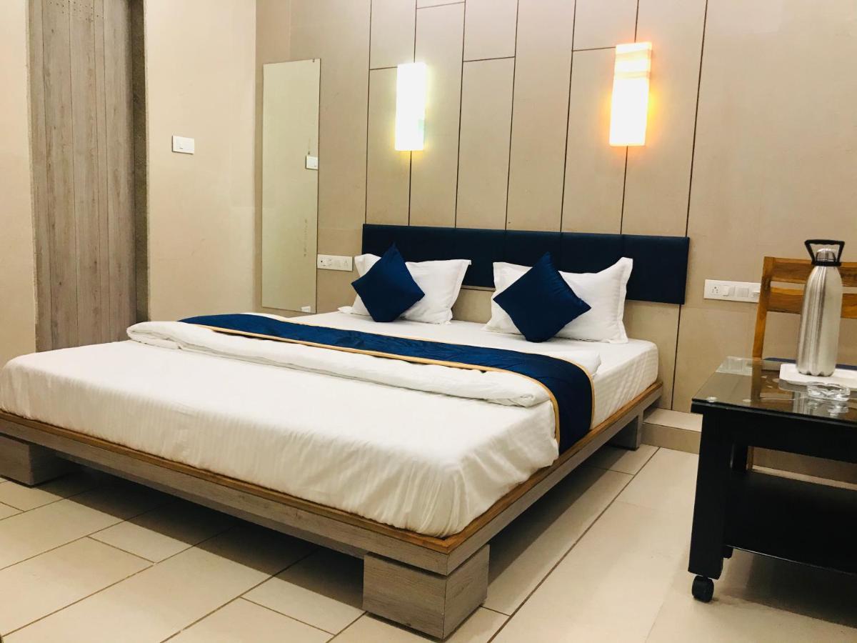 Hotel Blue Berry Gandhinagar Exterior foto